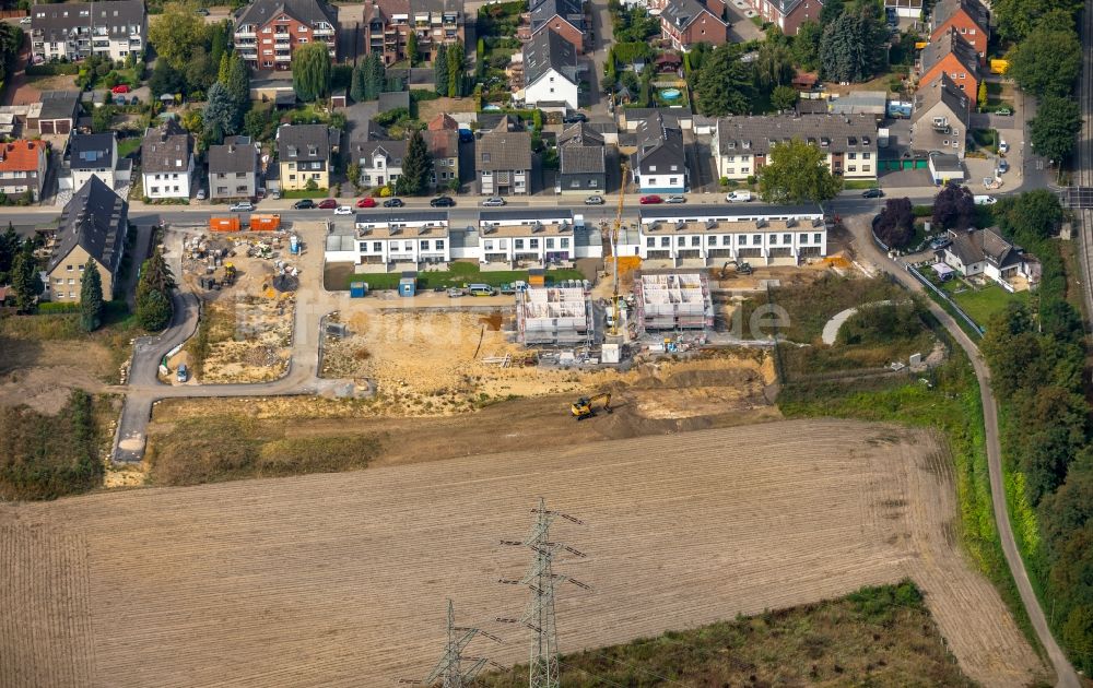 Gelsenkirchen aus der Vogelperspektive: Neubau- Wohngebiet einer Reihenhaus- Siedlung Am Prangebach in Gelsenkirchen im Bundesland Nordrhein-Westfalen, Deutschland