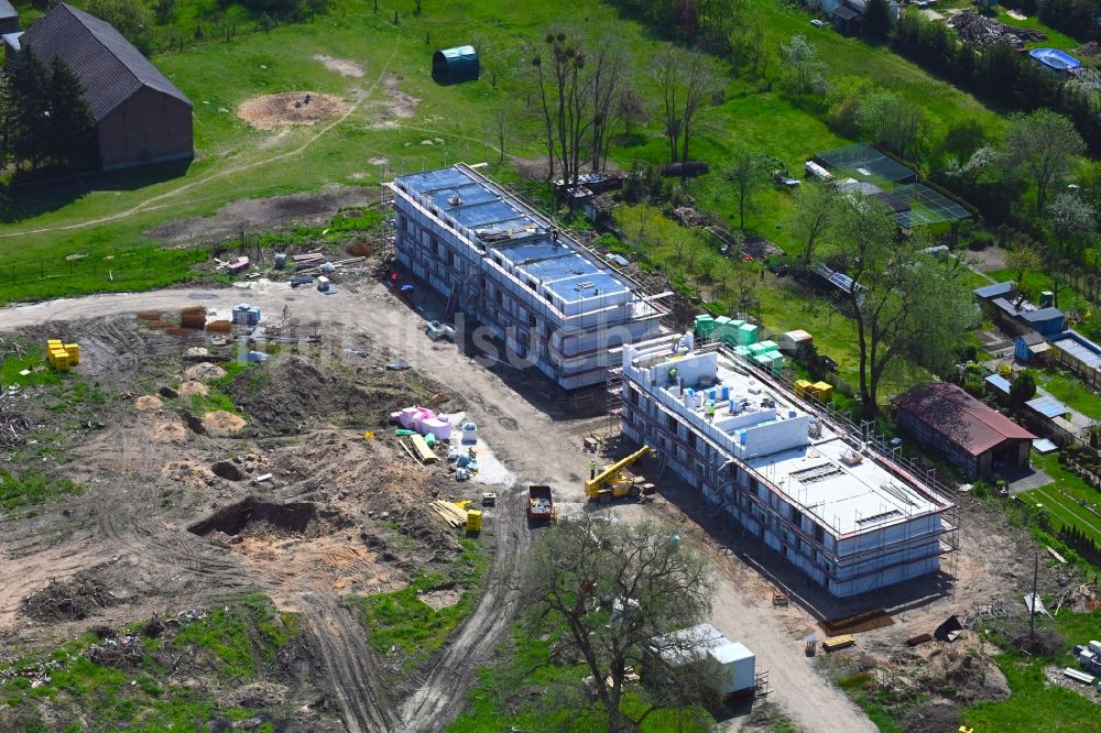 Werneuchen von oben - Neubau- Wohngebiet einer Reihenhaus- Siedlung in Werneuchen im Bundesland Brandenburg, Deutschland