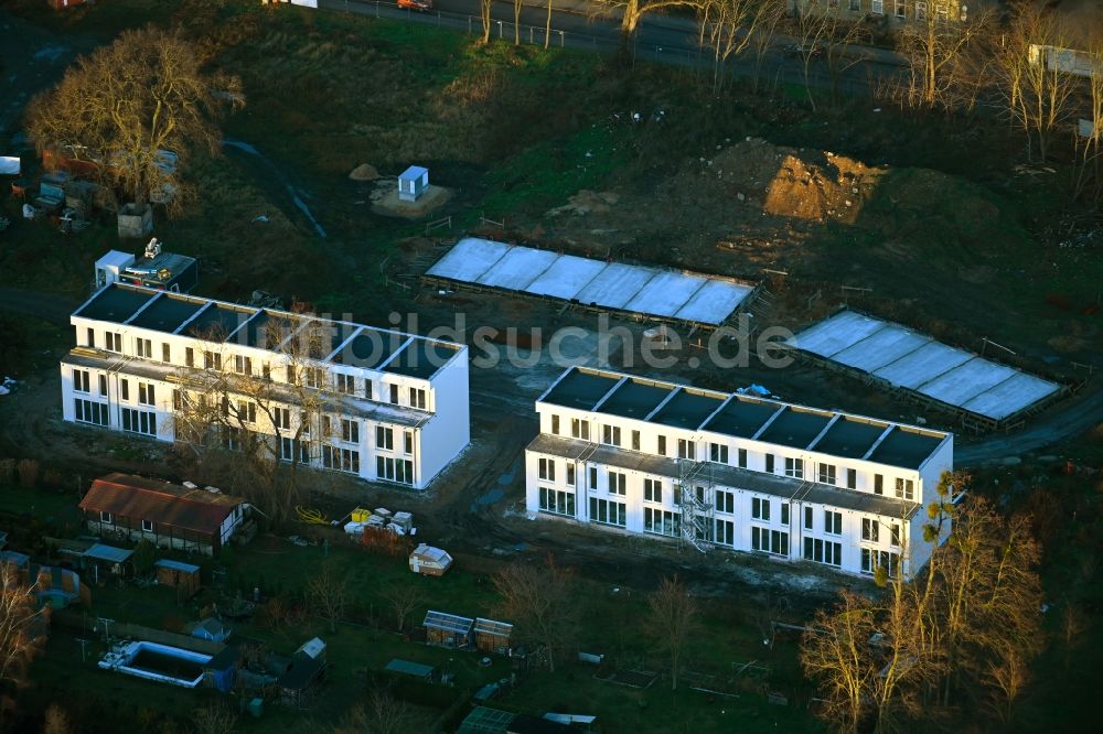 Werneuchen aus der Vogelperspektive: Neubau- Wohngebiet einer Reihenhaus- Siedlung in Werneuchen im Bundesland Brandenburg, Deutschland