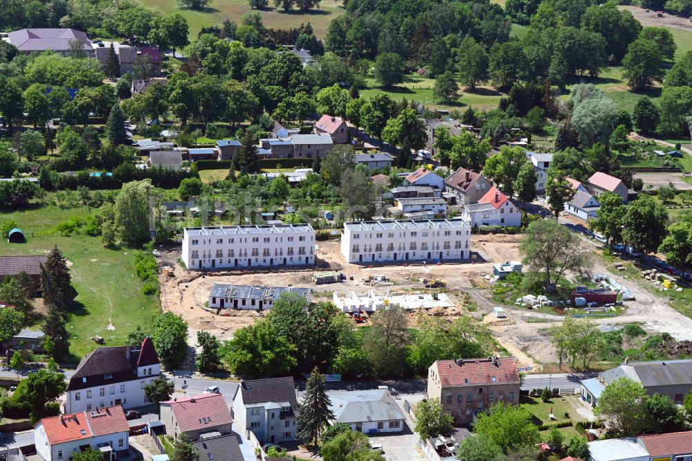 Luftaufnahme Werneuchen - Neubau- Wohngebiet einer Reihenhaus- Siedlung in Werneuchen im Bundesland Brandenburg, Deutschland