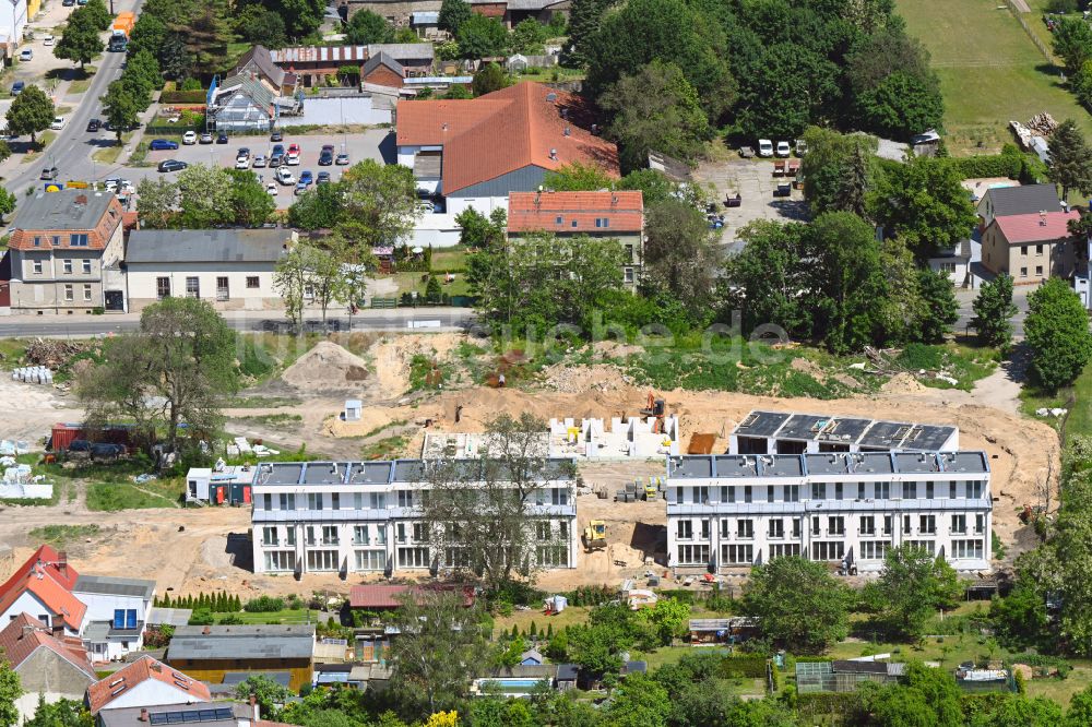 Luftaufnahme Werneuchen - Neubau- Wohngebiet einer Reihenhaus- Siedlung in Werneuchen im Bundesland Brandenburg, Deutschland