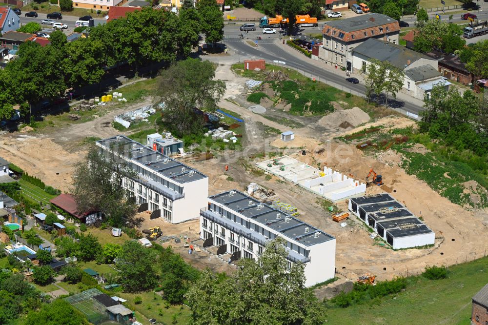 Werneuchen von oben - Neubau- Wohngebiet einer Reihenhaus- Siedlung in Werneuchen im Bundesland Brandenburg, Deutschland