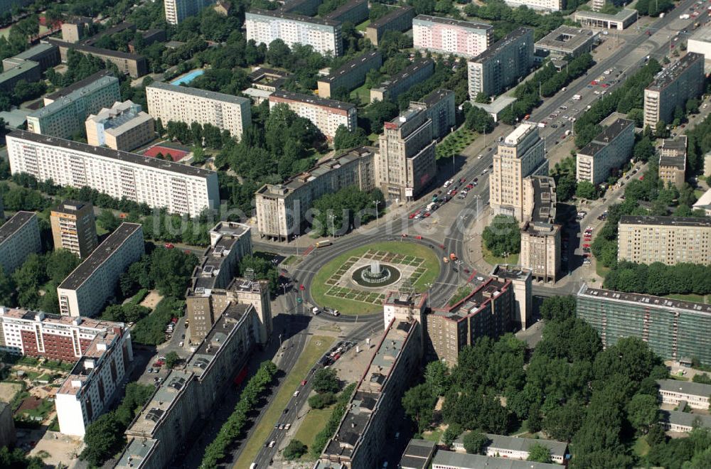 Luftbild Berlin - Neubau- Wohngebiete am Strausberger Platz mit Springbrunnen zwischen Karl-Marx-Allee und Lichtenberger Straße in Berlin-Friedrichshain