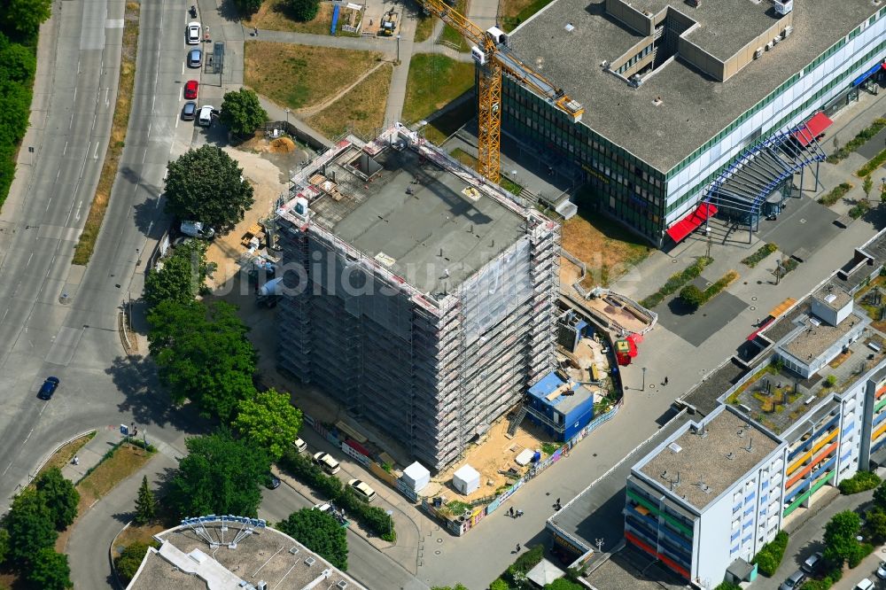 Luftaufnahme Berlin - Neubau eines Wohnhauses an der Sella-Hasse-Straße im Ortsteil Marzahn in Berlin, Deutschland