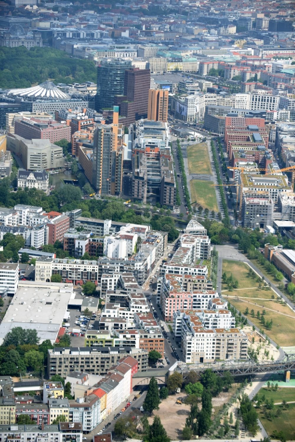 Berlin aus der Vogelperspektive: Neubau des Wohnprojekts Flottwell Living an der Flottwellstraße in Berlin Kreuzberg