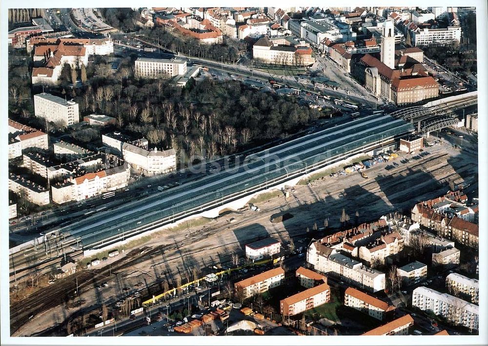 Luftbild Berlin - Spandau - Neubaubahnhof Spandau und Baufeld für das Einkaufscentrum Spandauer Arkaden in Berlin - Spandau.