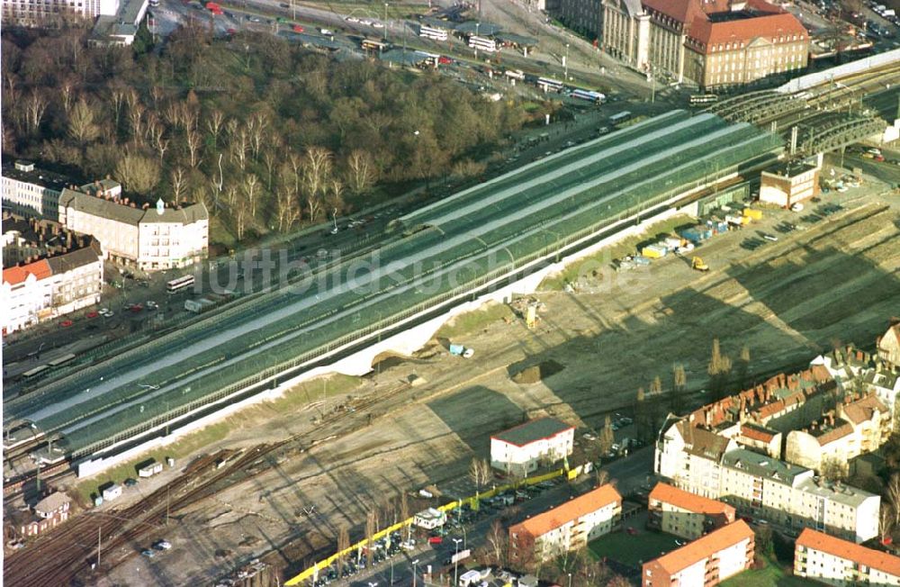 Luftaufnahme Berlin - Spandau - Neubaubahnhof Spandau und Baufeld für das Einkaufscentrum Spandauer Arkaden in Berlin - Spandau.