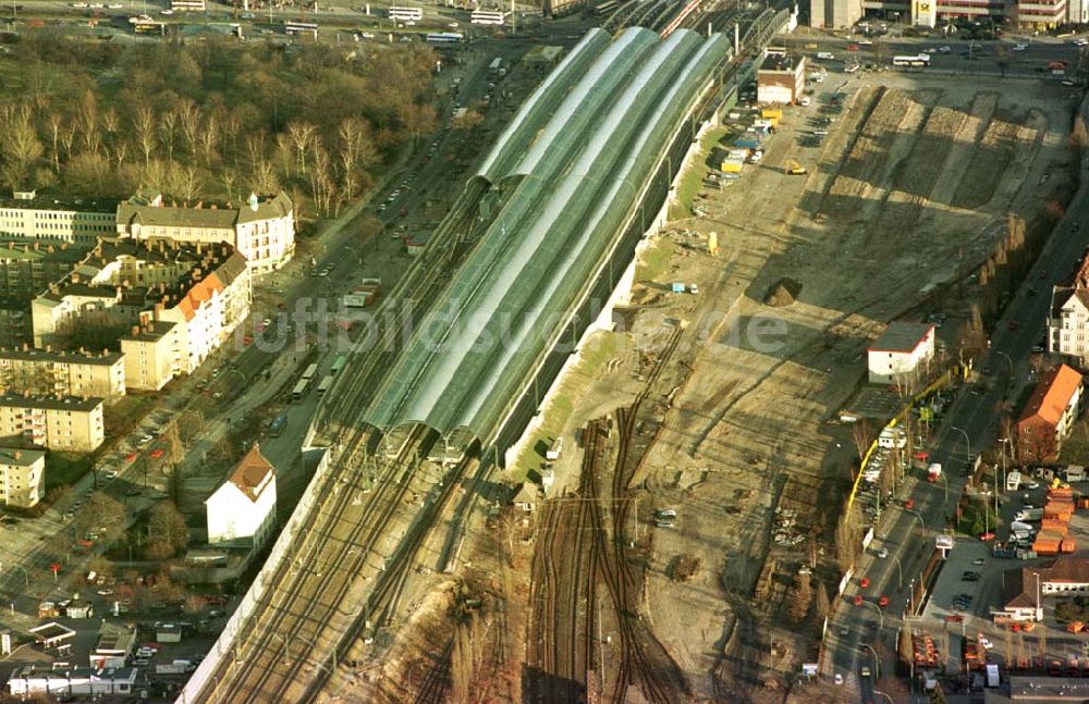 Berlin - Spandau von oben - Neubaubahnhof Spandau und Baufeld für das Einkaufscentrum Spandauer Arkaden in Berlin - Spandau.