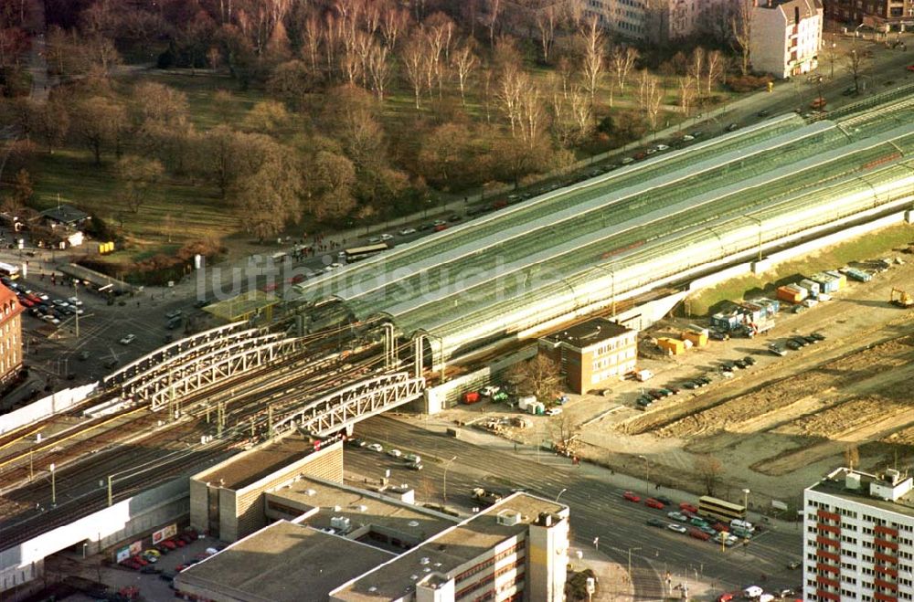 Berlin - Spandau aus der Vogelperspektive: Neubaubahnhof Spandau und Baufeld für das Einkaufscentrum Spandauer Arkaden in Berlin - Spandau.