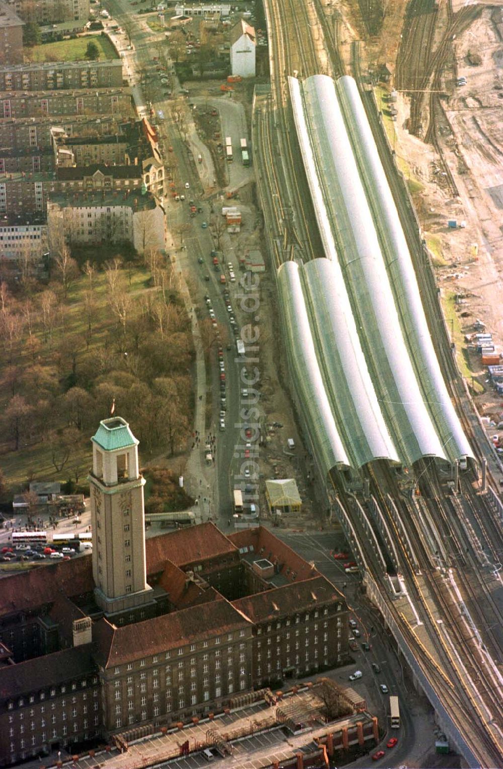 Luftbild Berlin - Spandau - Neubaubahnhof Spandau und Baufeld für das Einkaufscentrum Spandauer Arkaden in Berlin - Spandau.