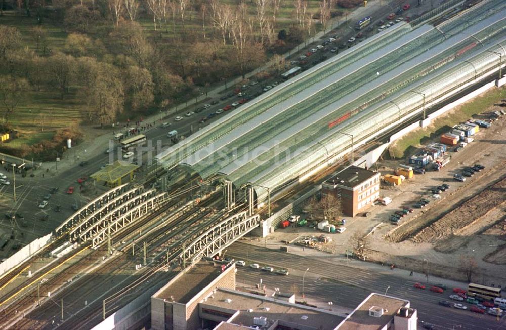 Berlin - Spandau von oben - Neubaubahnhof Spandau und Baufeld für das Einkaufscentrum Spandauer Arkaden in Berlin - Spandau.