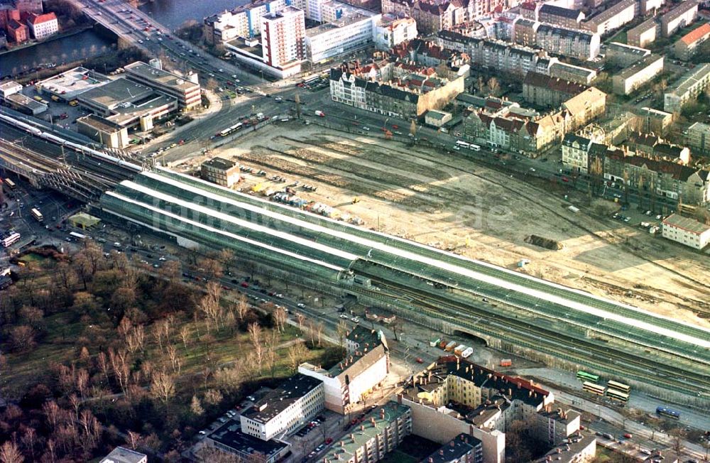 Berlin - Spandau aus der Vogelperspektive: Neubaubahnhof Spandau und Baufeld für das Einkaufscentrum Spandauer Arkaden in Berlin - Spandau.