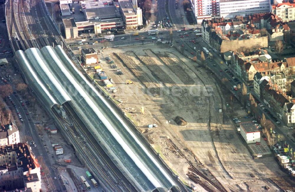 Berlin - Spandau aus der Vogelperspektive: Neubaubahnhof Spandau und Baufeld für das Einkaufscentrum Spandauer Arkaden in Berlin - Spandau.