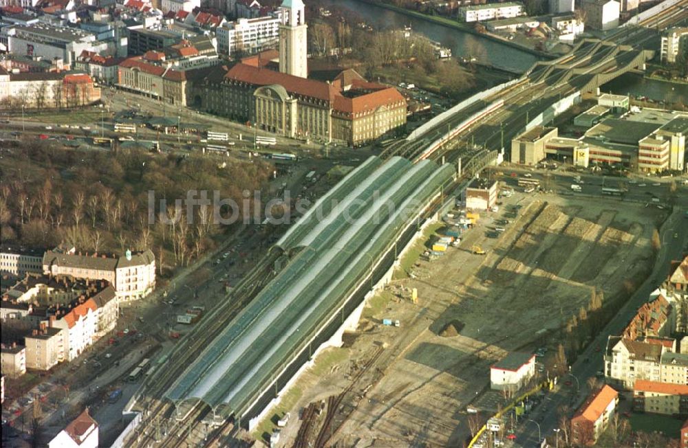 Luftbild Berlin - Spandau - Neubaubahnhof Spandau und Baufeld für das Einkaufscentrum Spandauer Arkaden in Berlin - Spandau.