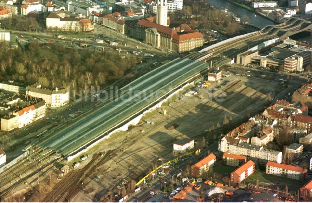 Luftaufnahme Berlin - Spandau - Neubaubahnhof Spandau und Baufeld für das Einkaufscentrum Spandauer Arkaden in Berlin - Spandau.