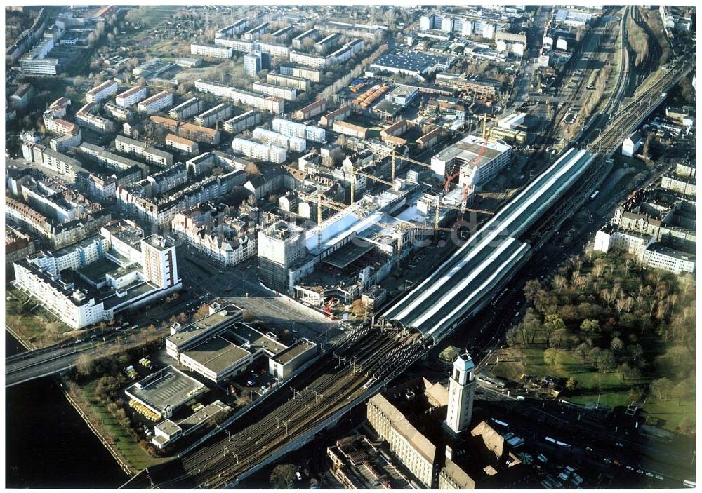 Berlin - Spandau von oben - Neubaubahnhof Spandau und Baufeld für das Einkaufscentrum Spandauer Arkaden in Berlin - Spandau.