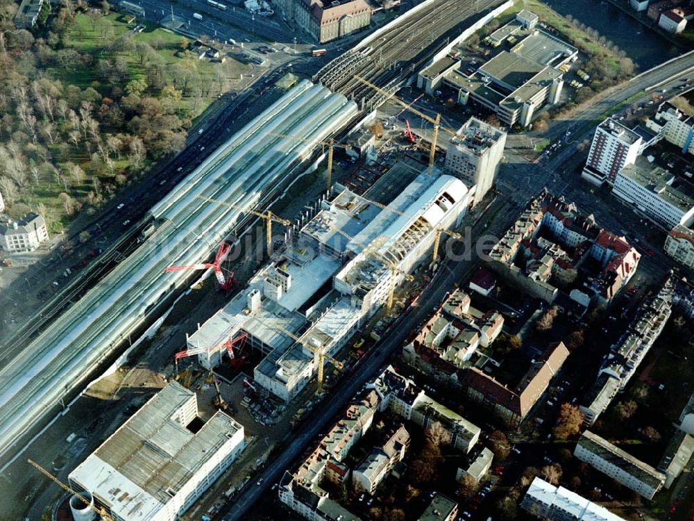 Berlin - Spandau aus der Vogelperspektive: Neubaubahnhof Spandau und Baufeld für das Einkaufscentrum Spandauer Arkaden in Berlin - Spandau.