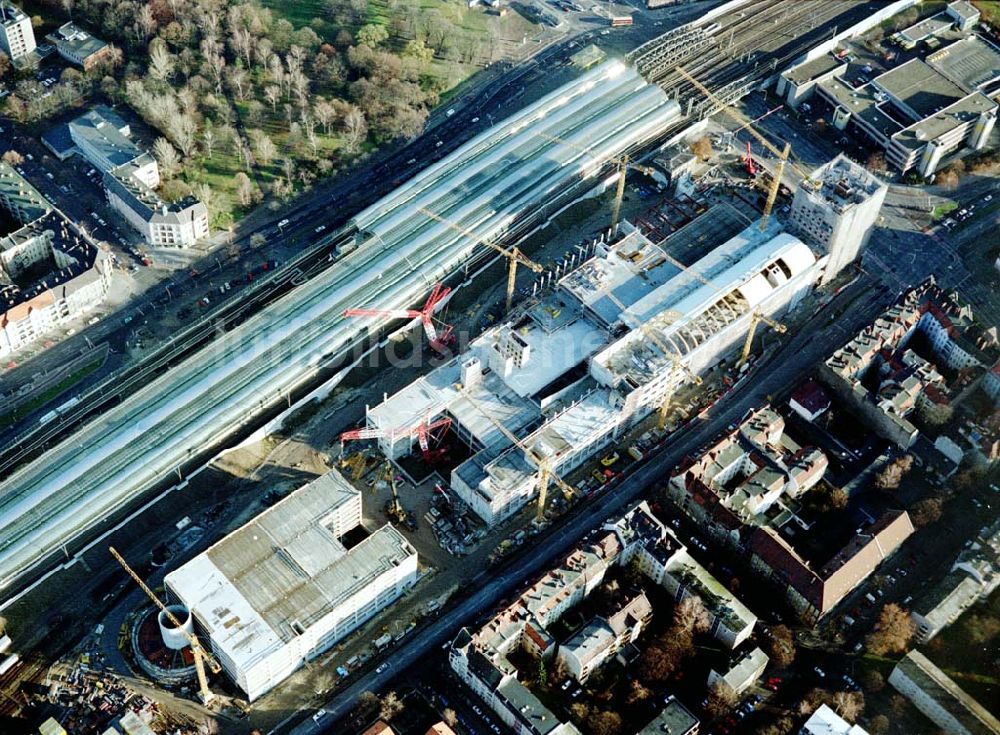 Luftbild Berlin - Spandau - Neubaubahnhof Spandau und Baufeld für das Einkaufscentrum Spandauer Arkaden in Berlin - Spandau.