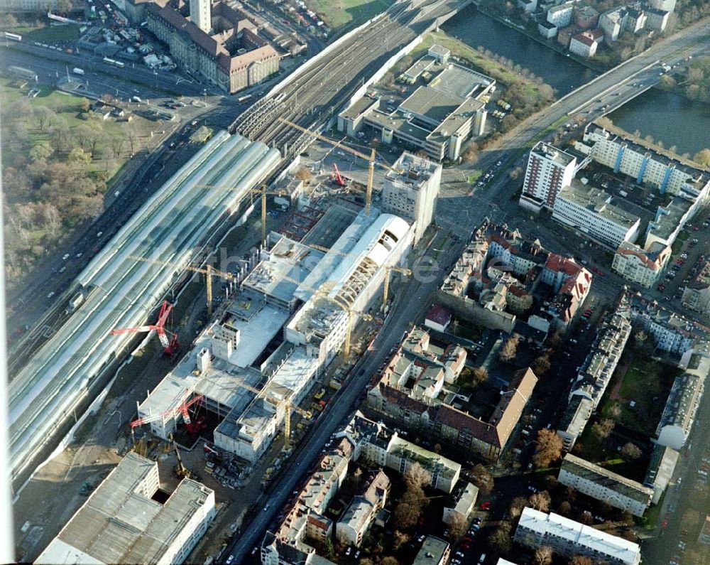 Luftaufnahme Berlin - Spandau - Neubaubahnhof Spandau und Baufeld für das Einkaufscentrum Spandauer Arkaden in Berlin - Spandau.