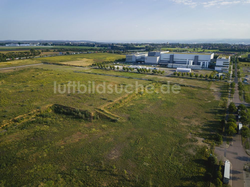 Dresden aus der Vogelperspektive: Neubaufläche des Werksgelände einer Halbleiter- und Chipfabrik der ESMC - European Semiconductor Manufacturing Company in Dresden im Bundesland Sachsen, Deutschland