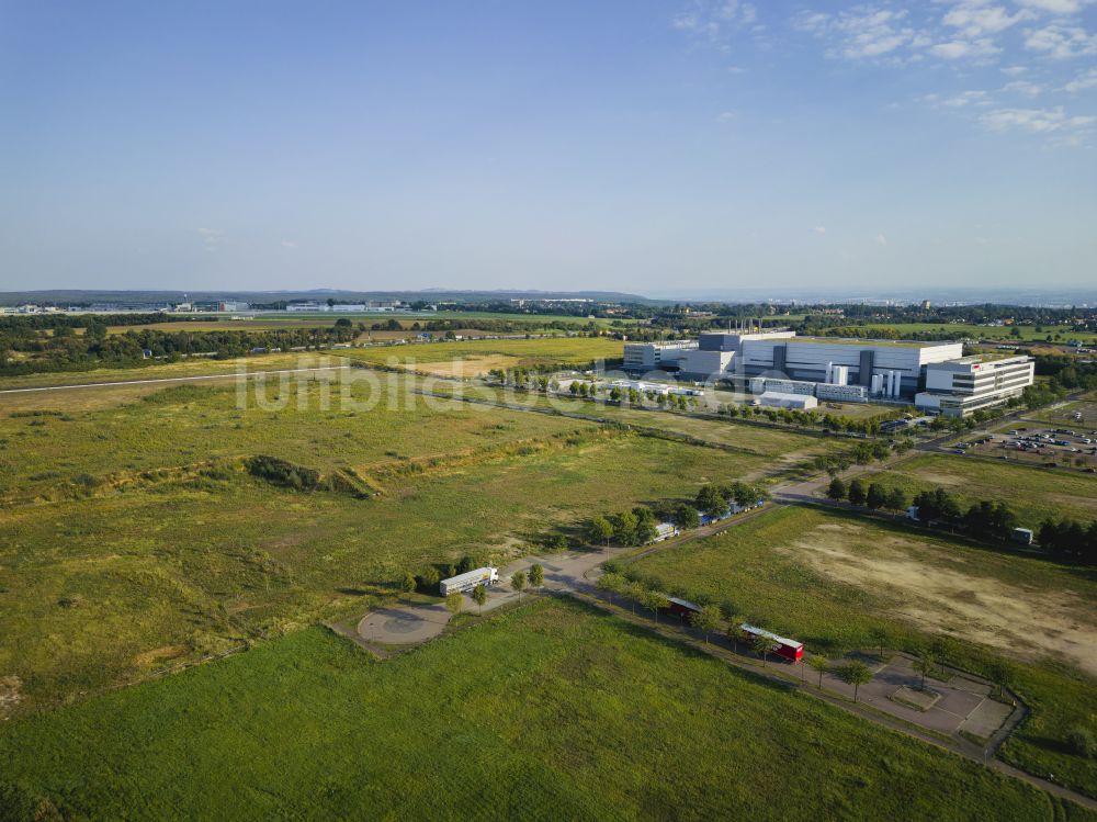 Luftaufnahme Dresden - Neubaufläche des Werksgelände einer Halbleiter- und Chipfabrik der ESMC - European Semiconductor Manufacturing Company in Dresden im Bundesland Sachsen, Deutschland