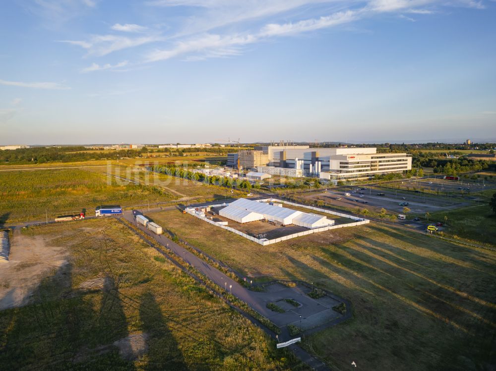 Dresden von oben - Neubaufläche des Werksgelände einer Halbleiter- und Chipfabrik der ESMC - European Semiconductor Manufacturing Company in Dresden im Bundesland Sachsen, Deutschland