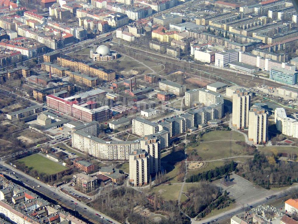 Berlin - PRENZLAUER BERG aus der Vogelperspektive: Neubaugebiet am Thälmann-Park in Berlin-Prenzlauer Berg. 16.03.03