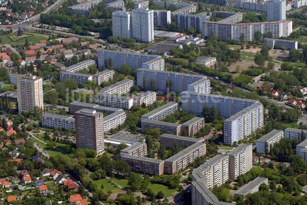 Luftbild Berlin - Neubaugebiet zwischen der Allee der Kosmonauten und dem alten Dorf Marzahn in Berlin