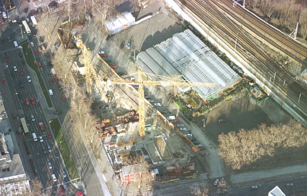 Berlin - Treptow aus der Vogelperspektive: Neubauprojekt eines Großkinos am S-Bahnhof Treptower Park in Berlin-Treptow durch die Firma IMBAU GmbH..