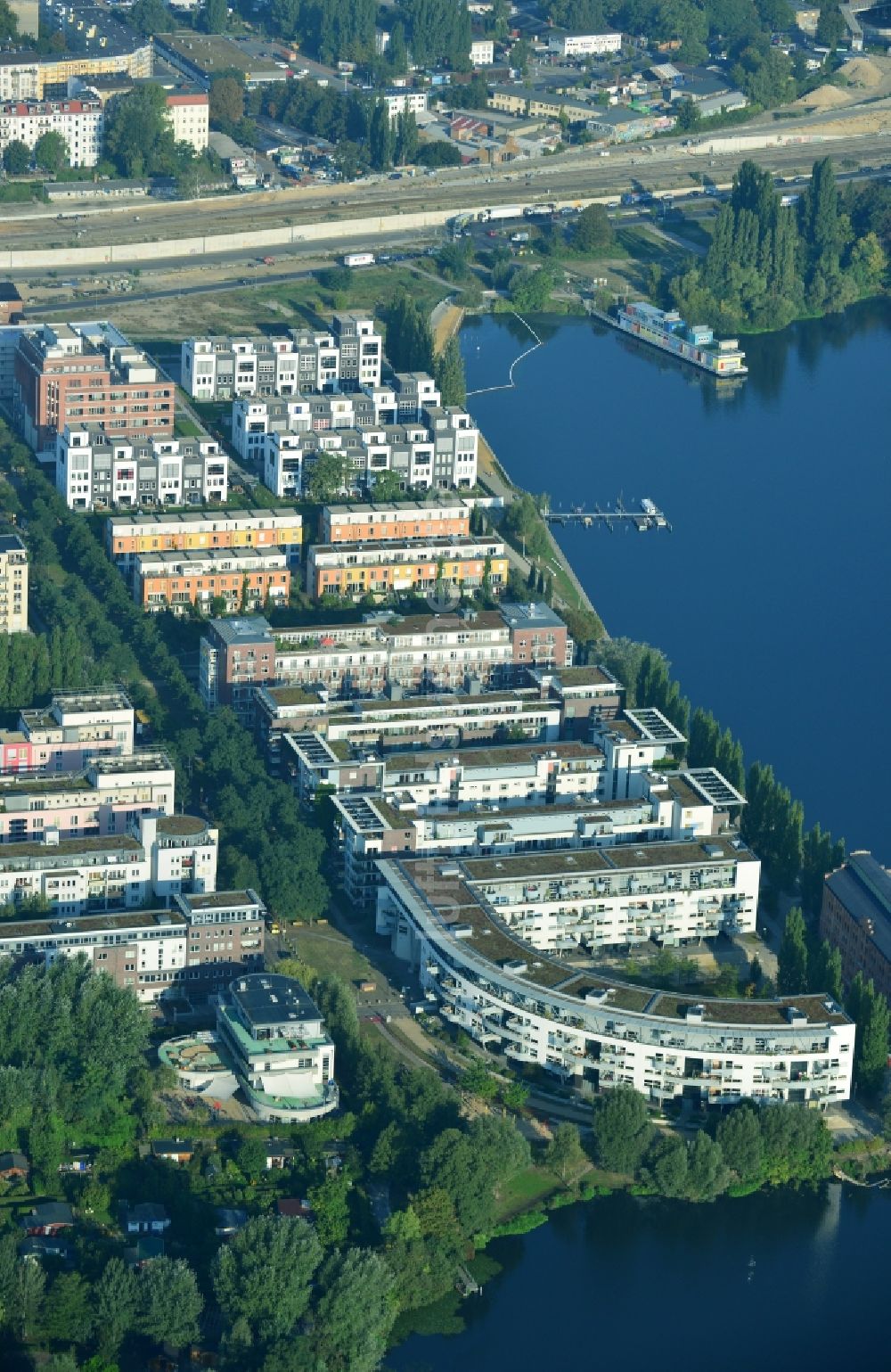 Berlin-Friedrichshain aus der Vogelperspektive: Neubausiedlung auf der Halbinsel Stralau im Berliner Bezirk Friedrichshain-Kreuzberg 