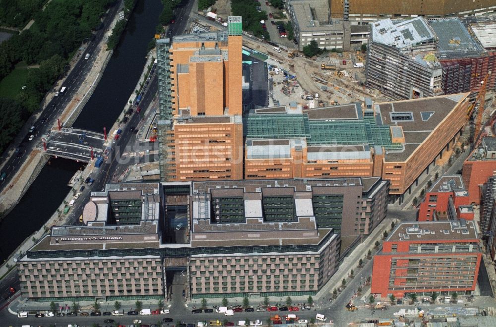 Luftaufnahme Berlin Lichtenberg - Neubauten am des Bundesverband der Deutschen Volksbanken und Raiffeisenbanken BVR e.V. und des debis- Haus im Quartier Daimler am Potsdamer Platz in Berlin