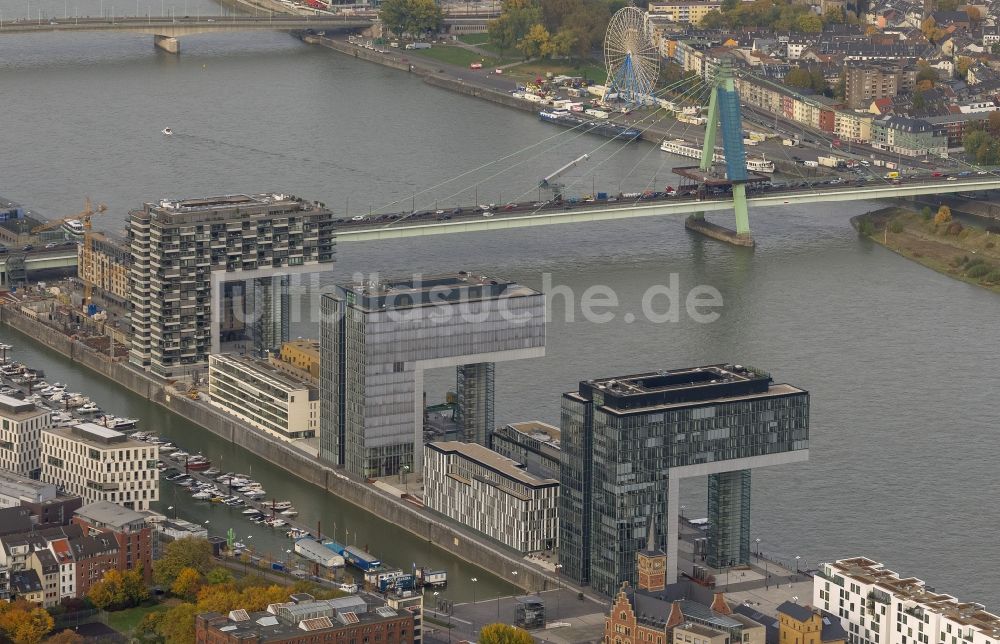 Köln von oben - Neubauten der Kranhäuser am Kölner Rheinauhafen am Ufer des Rhein in Köln in Nordrhein-Westfalen