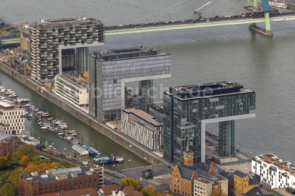 Köln aus der Vogelperspektive: Neubauten der Kranhäuser am Kölner Rheinauhafen am Ufer des Rhein in Köln in Nordrhein-Westfalen