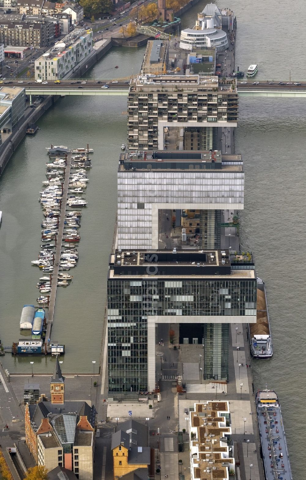 Luftbild Köln - Neubauten der Kranhäuser am Kölner Rheinauhafen am Ufer des Rhein in Köln in Nordrhein-Westfalen