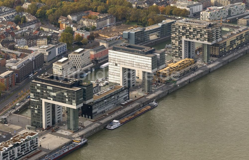 Luftaufnahme Köln - Neubauten der Kranhäuser am Kölner Rheinauhafen am Ufer des Rhein in Köln in Nordrhein-Westfalen