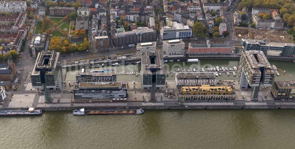 Köln von oben - Neubauten der Kranhäuser am Kölner Rheinauhafen am Ufer des Rhein in Köln in Nordrhein-Westfalen