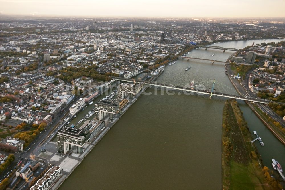 Köln von oben - Neubauten der Kranhäuser am Kölner Rheinauhafen am Ufer des Rhein in Köln in Nordrhein-Westfalen