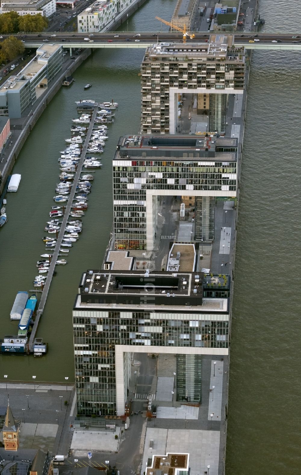 Köln aus der Vogelperspektive: Neubauten der Kranhäuser am Kölner Rheinauhafen am Ufer des Rhein in Köln in Nordrhein-Westfalen