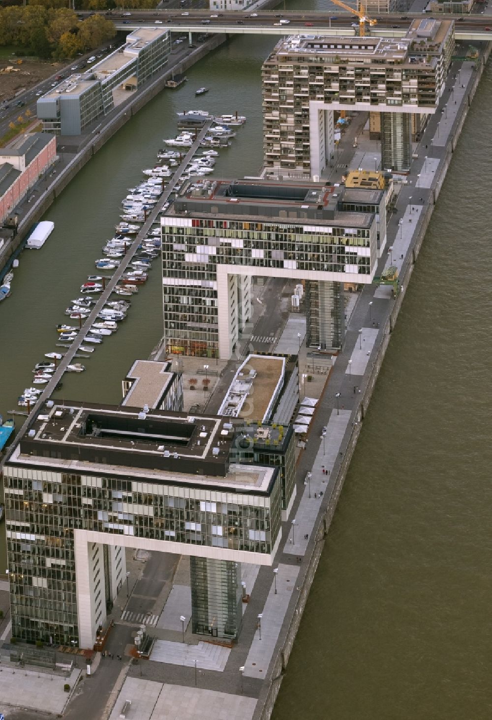 Luftbild Köln - Neubauten der Kranhäuser am Kölner Rheinauhafen am Ufer des Rhein in Köln in Nordrhein-Westfalen