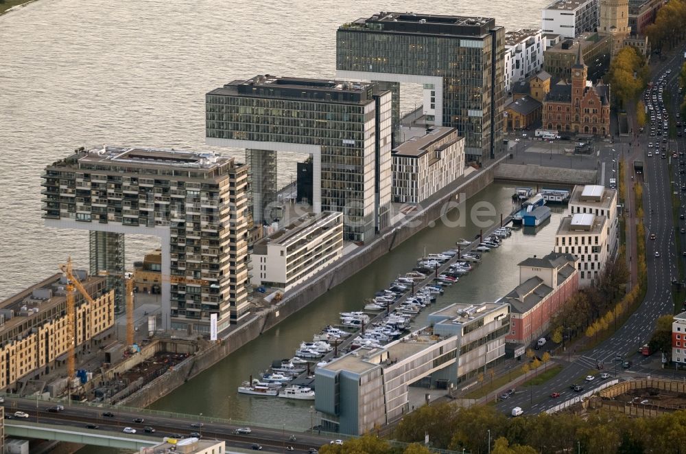 Köln aus der Vogelperspektive: Neubauten der Kranhäuser am Kölner Rheinauhafen am Ufer des Rhein in Köln in Nordrhein-Westfalen