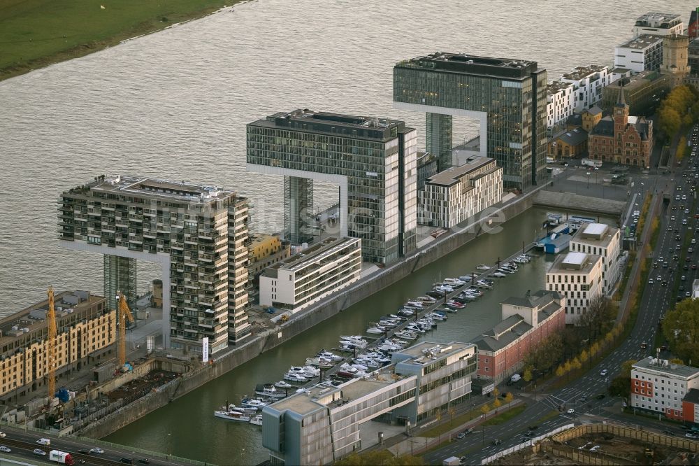 Luftbild Köln - Neubauten der Kranhäuser am Kölner Rheinauhafen am Ufer des Rhein in Köln in Nordrhein-Westfalen