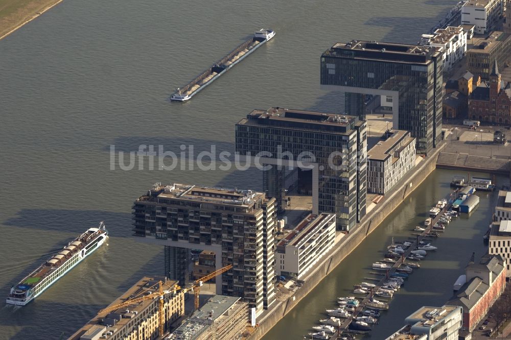 Luftaufnahme Köln - Neubauten der Kranhäuser am Kölner Rheinauhafen am Ufer des Rhein in Köln in Nordrhein-Westfalen