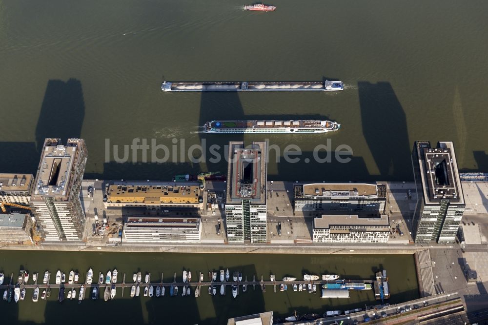 Köln von oben - Neubauten der Kranhäuser am Kölner Rheinauhafen am Ufer des Rhein in Köln in Nordrhein-Westfalen