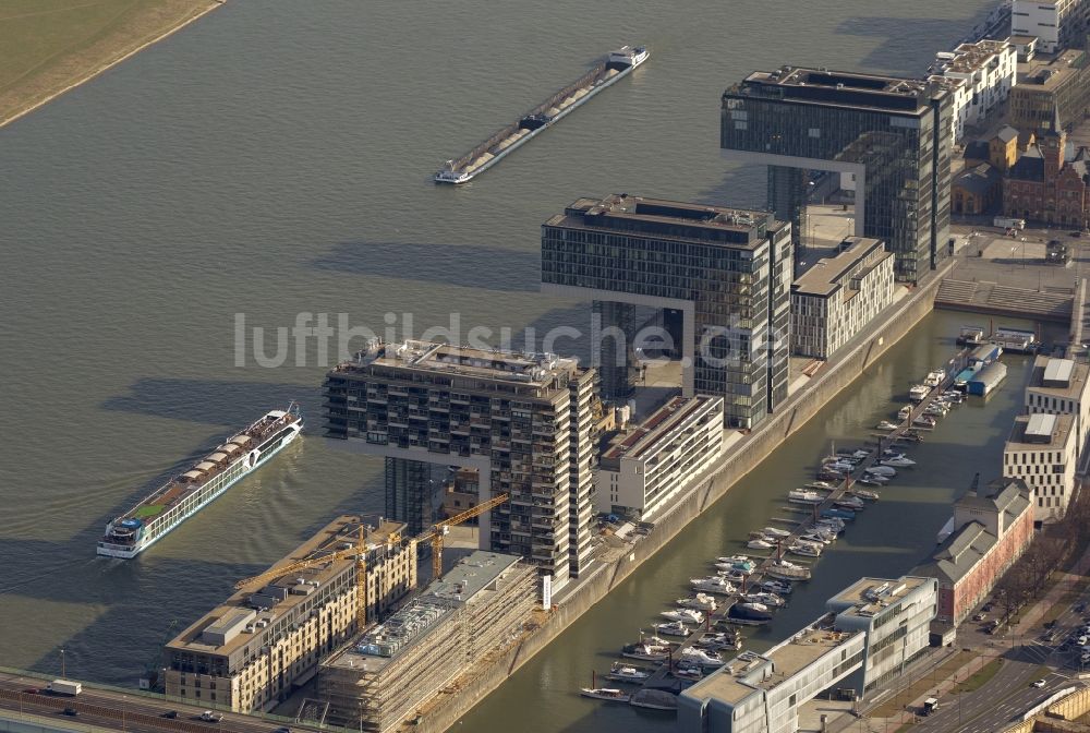 Köln aus der Vogelperspektive: Neubauten der Kranhäuser am Kölner Rheinauhafen am Ufer des Rhein in Köln in Nordrhein-Westfalen