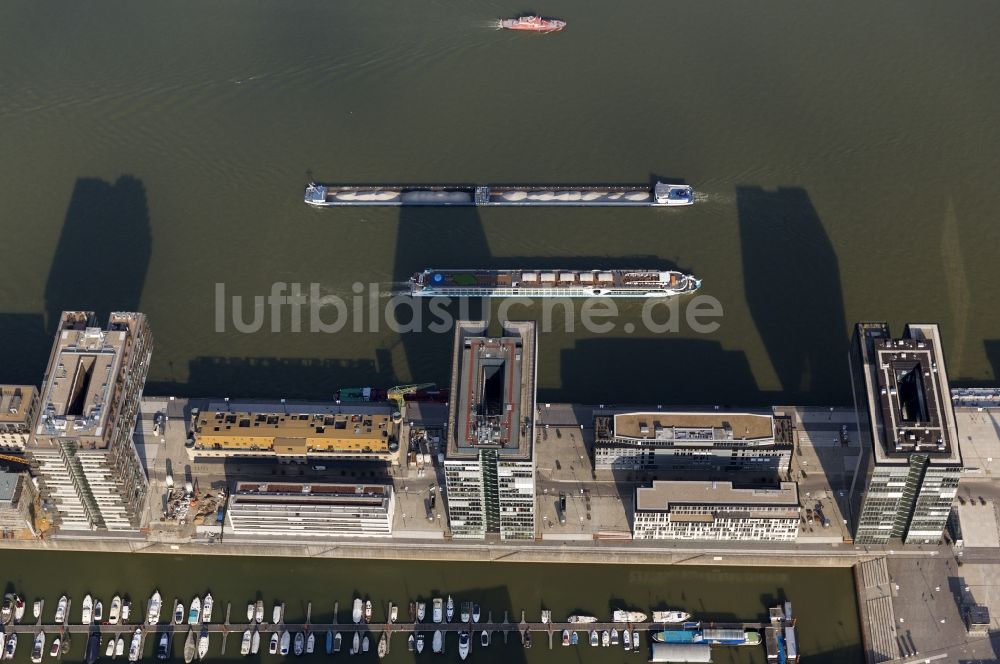 Luftbild Köln - Neubauten der Kranhäuser am Kölner Rheinauhafen am Ufer des Rhein in Köln in Nordrhein-Westfalen