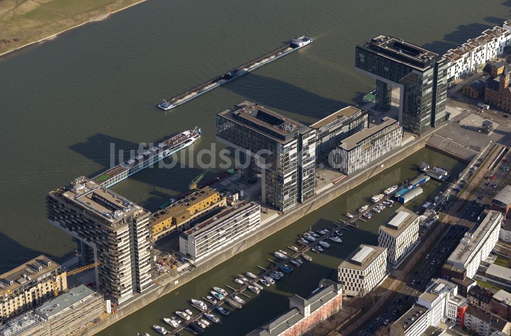 Luftaufnahme Köln - Neubauten der Kranhäuser am Kölner Rheinauhafen am Ufer des Rhein in Köln in Nordrhein-Westfalen