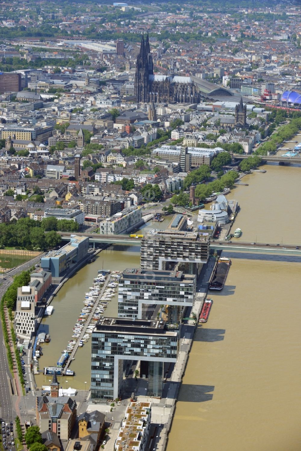 Köln von oben - Neubauten der Kranhäuser am Kölner Rheinauhafen am Ufer des Rhein in Köln in Nordrhein-Westfalen