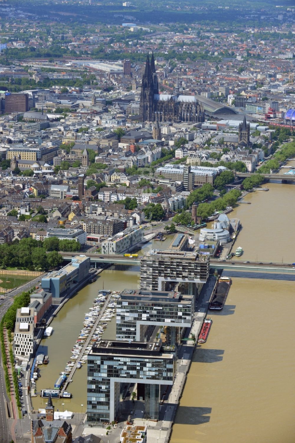 Köln aus der Vogelperspektive: Neubauten der Kranhäuser am Kölner Rheinauhafen am Ufer des Rhein in Köln in Nordrhein-Westfalen