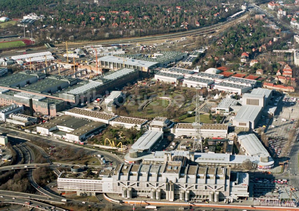 Berlin - Charlottenburg von oben - Neubauten auf dem Messegelände der Messe Berlin am Berliner Funkturm / ICC in Charlottenburg.