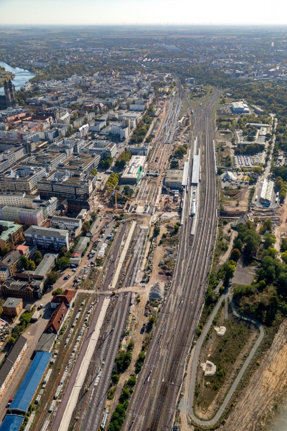 Magdeburg aus der Vogelperspektive: Neubauten am Schienen- Gleis- und Oberleitungsstrang im Streckennetz der Deutschen Bahn in Magdeburg im Bundesland Sachsen-Anhalt, Deutschland